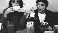 Kompaknya kakak beradik, Kendall Jenner dan Kylie Jenner saat menikmati kopi bersama di sebuah kafe. Selain kopi, salad dan milkshake pun jadi pelengkap kakak beradik ini menikmati waktu luang. Foto: Istimewa