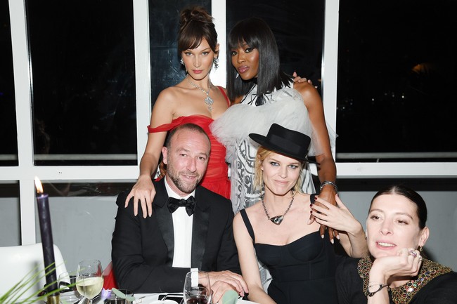 Di malam yang dibanjiri para selebriti A-lister, Bella Hadid tak tampil mengecewakan dengan gaun merah menerawang karya Dior. Foto: Dok. Getty Images