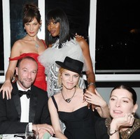 Di malam yang dibanjiri para selebriti A-lister, Bella Hadid tak tampil mengecewakan dengan gaun merah menerawang karya Dior. Foto: Dok. Getty Images