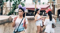Sepertinya Nay suka liburan ke Jepang ya. Ini pose imutnya melahap churros saat menyambangi Tokyo Disney Sea. Foto: Instagram naymirdad