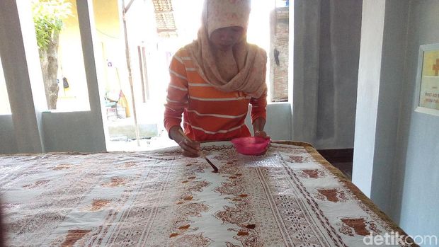 Proses pembuatan sarung batik Kudus. 