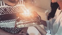  Wanita dengan sapaan akrab Nay ini baru saja merayakan ulang tahun ayahnya, Jamar Mirdad. Senyum Nay begitu bahagia saat membawakan kue untuk sang ayah. Foto: Instagram naymirdad
