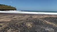 Pantai Ngiriboyo di Pacitan juga menjadi pantai favorit wisatawan. Berpasir hitam dengan pemandangan hijau di sekitarnya, patut dikunjungi saat liburan ke Pacitan. (Anton Tri Sutrisno/dTraveler)