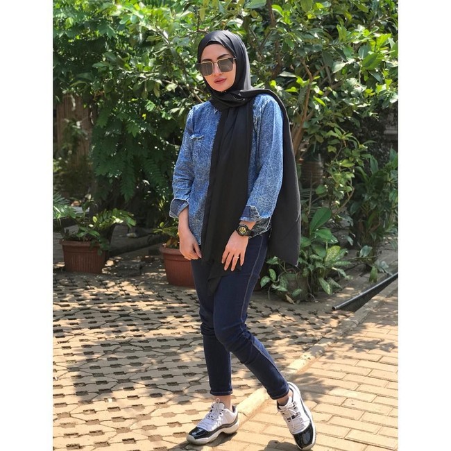 Meski belum lama berhijab, Natalie Sarah tampak sudah lihai memadupadankan hijabnya. Ia mencoba beragam jenis gaya, mulai dari gaya feminin memakai long dress hingga kasual memakai jaket jeans. Foto: Instagram Natalie Sarah