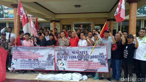 Warga Banyuwangi Kecam Aksi Teroris/