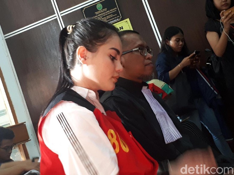 Faisal Haris Tak Menemani Sidang, Jennifer Dunn Tertawa Faisal Haris Tak Menemani Sidang, Jennifer Dunn Tertawa