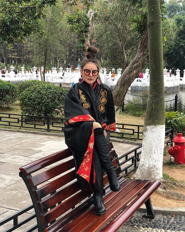 Wanita berambut pirang ini juga jadi atensi lewat gaya busananya yang stylish. Foto: Instagram