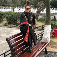 Wanita berambut pirang ini juga jadi atensi lewat gaya busananya yang stylish. Foto: Instagram