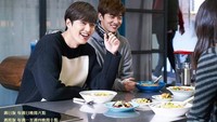 Sepertinya di salah satu lokasi shooting drama yang dibintangi aktor berusia 30 tahun ini. Lee Min Ho terlihat sedang makan beragam sajian western sambil bercengkrama dengan atris lainnya. Foto: Instagram @minoz_marcy Foto: Istimewa