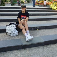 Tampil dengan pakaian kasual dan sneakers putih, Baibai terlihat memesona. Foto: Instagram