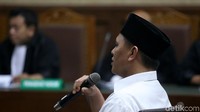 Atas perkara tersebut, KPK menetapkan tiga orang tersangka, yaitu Wakil Ketua DPRD Lampung Tengah J Natalis Sinaga, anggota DPRD Lampung Tengah Rusliyanto, dan Kepala Dinas Bina Marga Lampung Tengah Taufik Rahman. Menyusul kemudian Bupati Lampung Tengah Mustafa, yang diduga memberikan arahan kepada Taufik untuk memberikan suap kepada Natalis dan Rusliyanto.