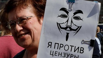 Seorang wanita memegang spanduk bertuliskan Saya melawan sensor dalam protes di Moskow menentang pemblokiran Telegram di Rusia. (Foto: Reuters/Tatyana Makeyeva)