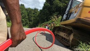 Penggelaran kabel optik di daratan juga terus disempurnakan di wilayah Indonesia bagian timur. Foto: Agus Tri Haryanto/detikINET