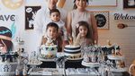 8 Foto Ini Buktikan Kompaknya Momen Makan Jonathan Frizzy dan Keluarga