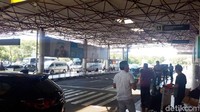 Supir taksi dan porter di Bandara Juanda juga beraktivitas seperti biasa (Shinta Angriyana/detikTravel)