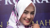 Erra tampak cantik dengan hijab bercorak tersebut. Pool/Noel/detikFoto.