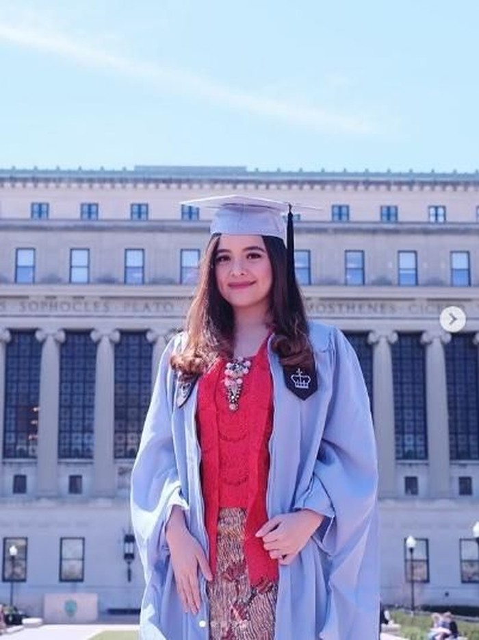 Tasya Kamila usai wisuda S2 di Columbia University.