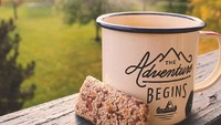 Kopi dan granola bar, paduan yang pas buat memulai pagi. Apalagi dengan pemandangan kebun yang sejuk. Foto: nstagram @bumblebar