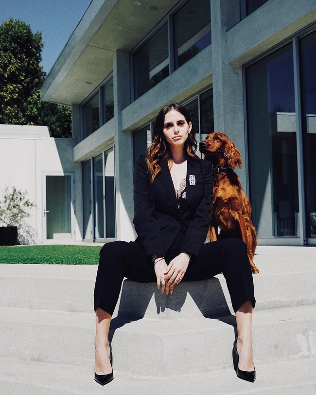 Wanita cantik ini diketahui menimba ilmu di Columbia University dan pernah magang di majalah W. Kini ia bekerja sebagai Brand and Business Development Strategist untuk sebuah startup dan berkontribusi di Michael and Susan Dell Foundation milik orangtua. Foto: Instagram @alexakdell