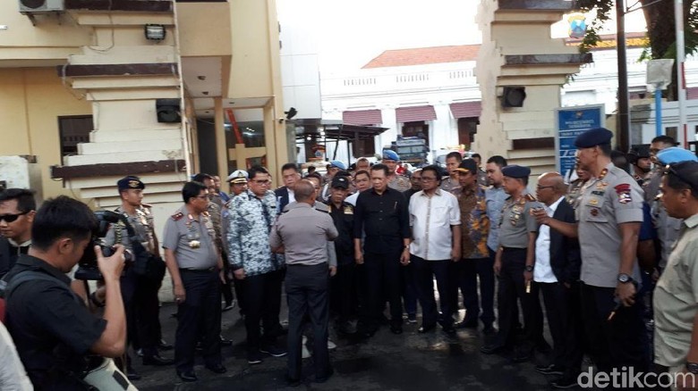 Terduga Teroris Jatim Belajar Bikin Bom dari Latihan Online Terduga Teroris Jatim Belajar Bikin Bom dari Latihan Online