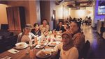 10 Gaya Santai Fandy Christian Saat Makan Bareng Keluarga