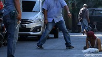 Polisi menghentikan dan memeriksa warga yang melintas di Jalan Niaga Samping setelah terjadi ledakan di Polrestabes Surabaya, Jawa Timur, Senin (14/5). ANTARA/Didik Suhartono.