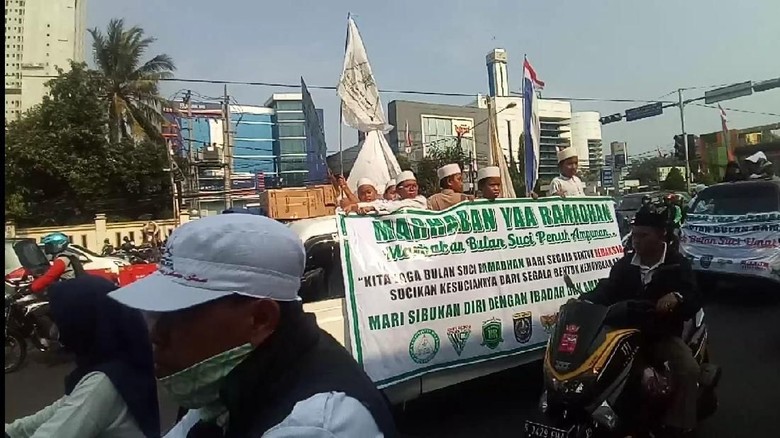 FPI Pawai Sambut Ramadan di Depok, Lalin Sempat Tersendat FPI Pawai Sambut Ramadan di Depok, Lalin Sempat Tersendat