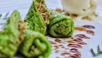 Makanan penutupnya ada dadar gulung khas Indonesia yang manis legit dengan isian unti kelapa. Makin mantap karena disajikan dengan kucuran saus gula merah. Foto: @batik_restaurant_bar