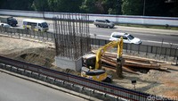 Pembangunan jalan tol Jakarta-Cikampek II (Elevated) membentang dari Cikunir hingga Karawang Barat.