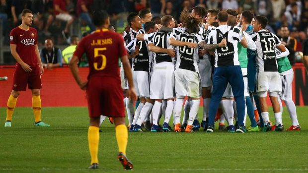 Para pemain Juventus merayakan sukses merebut gelar Liga Italia 2017/2018.