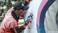 Petugas juga memberikan lukisan pada arena tersebut.