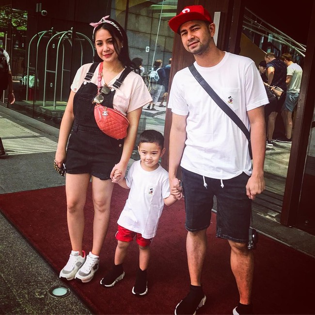 Penampilan yang playful Gigi disempurnakan dengan waist bag Chanel dalam warna pink yang dijual US$ 2.700 atau Rp 37 jutaan. Foto: Dok. Instagram/@raffinagita1717