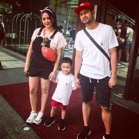 Penampilan yang playful Gigi disempurnakan dengan waist bag Chanel dalam warna pink yang dijual US$ 2.700 atau Rp 37 jutaan. Foto: Dok. Instagram/@raffinagita1717