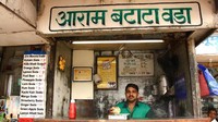 Harga vada pav pun amat terjangkau, yakni Rp 2.500 dengan rasa pedas juga menjadi ciri khas makanan ini. Oleh para travel blogger, vada pav dianggap sebagai makanan cepat saji yang paling ringkas juga murah (BBC Travel)