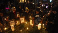Aksi yang sama juga digelar di Solo, Jawa Tengah, Minggu (13/5) malam. ANTARA FOTO/Maulana Surya.