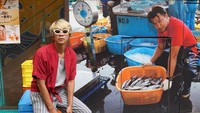 Sedang ada di Jepang, dengan gaya khasnya Aming pun berfoto dengan penjual ikan. Terlihat ikannya segar-segar, Aming berada di Haya Namba, Dotonbori. Foto: Instagram @amingisback