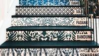 Mau tahu motif batik dari berbagai daerah di Indonesia? Lihat saja di bagian tangga restoran ini. Ada motif batik Semarang, Bandung, Padang, Solo, Surabaya hingga Yogyakarta. Unik ya? Foto: @batik_restaurant_bar
