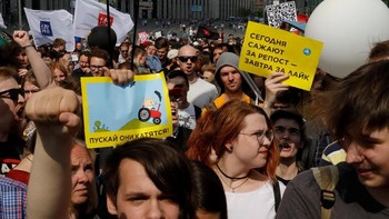 Ratusan orang berkumpul dan menuntut pemerintah Rusia untuk membatalkan pemblokiran Telegram yang telah diblokir sejak bulan lalu. (Foto: Reuters/Tatyana Makeyeva)