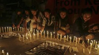 Warga dari berbagai elemen masyarakat melakukan aksi solidaritas menolak radikalisme dan terorisme di Batam, Kepulauan Riau, Minggu (13/5) malam. Aksi yang diikuti puluhan warga dari berbagai elemen masyarakat tersebut untuk mendoakan para korban ledakan bom di Surabaya. ANTARA/M N Kanwa.