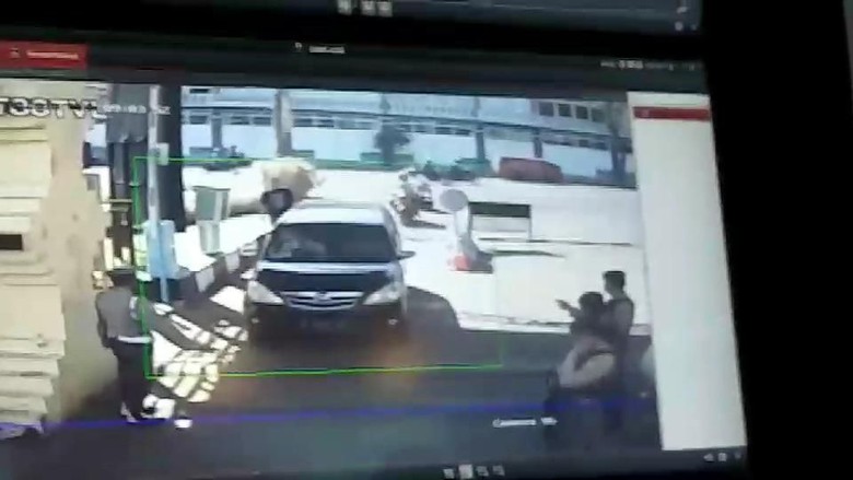 Foto: CCTV ledakan bom di Polrestabes Surabaya (dok. istimewa) Foto: CCTV ledakan bom di Polrestabes Surabaya (dok. istimewa)