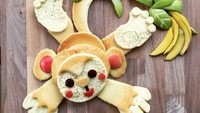Pancake dengan rasa pisang ini ditumpuk sedemikian rupa yang dibentuk menjadi monyet. Bentuknya sangat mirip seperti monyet yang sedang menggelantung. Semuanya bisa dimakan lho! Foto: Instagram @foodartfun