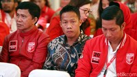 Daud Cino Yordan hadir dengan mengenakan batik lengan panjang. Sementara Ellyas Pical memakai jaket PKPI.