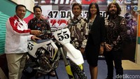 Imam Nahrawi memberikan keterangan pers terkait kejuaraan Motocross Grand Prix (MXGP) 2018 di kantor Kemenpora, Jakarta, Senin (14/5).