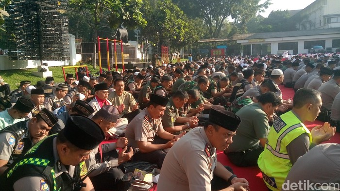 Polisi-Tentara Bandung Khusyuk Berdoa Bagi Korban Aksi Teror
