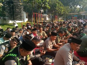Polisi-Tentara Bandung Khusyuk Berdoa Bagi Korban Aksi Teror