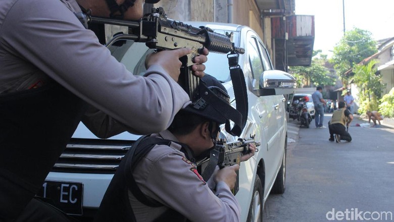 Pasca ledakan di Polrestabes Surabaya, Jawa Timur, polisi memeriksa sejumlah warga 14 Mei 2018. Foto: Antara/Reuters Pasca ledakan di Polrestabes Surabaya, Jawa Timur, polisi memeriksa sejumlah warga 14 Mei 2018. Foto: Antara/Reuters