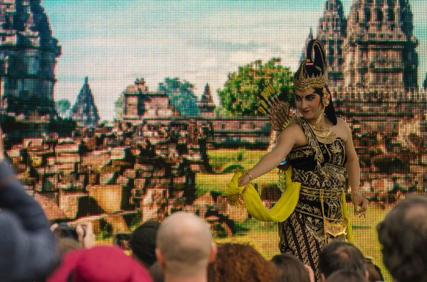 Dengan lemah gemulai dan penuh dengan penjiwaan, bule-bule ini sukses membuat penonton terkagum-kagum dengan budaya Indonesia. (dok KBRI Sofia) Dengan lemah gemulai dan penuh dengan penjiwaan, bule-bule ini sukses membuat penonton terkagum-kagum dengan budaya Indonesia. (dok KBRI Sofia)