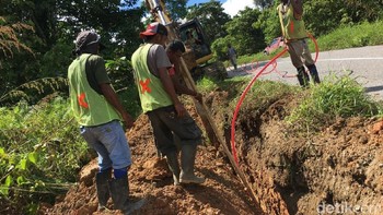 Penggalian kabel dilakukan secara kompak. Foto: Agus Tri Haryanto/detikINET