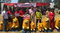 Ketua Umum DPP Taruna Merah Putih Maruarar Sirait mengobrol bersama pemenang Gempung Tarung Sisingaan tingkat kabupaten di Lapangan Dolog, Subang, Minggu (13/5/2018).  Foto: dok. Pemkab Subang