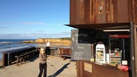 Selain kopi, makanan ringan juga jadi camilan favorit bagi para pengunjung pantai ini. Harganya juga cukup terjangkau sekitar 3 AUD (Rp. 31.000). Foto: Istimewa